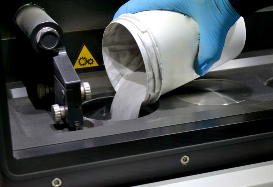 XRF analysis of metal powders used in additive manufacturing